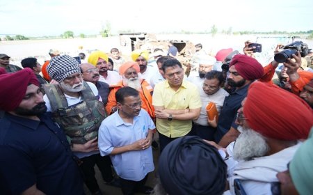 ਹੜ੍ਹ ਪ੍ਰਭਾਵਿਤ ਇਲਾਕਿਆਂ ‘ਚ ਪਹੁੰਚੇ ਕੇਜਰੀਵਾਲ, ਲੋਕਾਂ ਨੂੰ ਹਰ ਸੰਭਵ ਮਦਦ ਦਾ ਦਿੱਤਾ ਭਰੋਸਾ