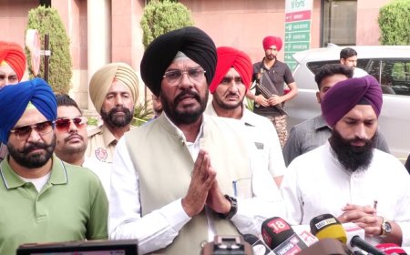 ਰਾਜਵੀਰ ਜਵੰਦਾ ਨੂੰ ਮਿਲੇ MLA ਧਾਲੀਵਾਲ, ਕਿਹਾ-‘ਯਕੀਨ ਹੈ ਪਰਮਾਤਮਾ ਉਸ ਨੂੰ ਜਲਦੀ ਹੀ ਠੀਕ ਕਰਨਗੇ’