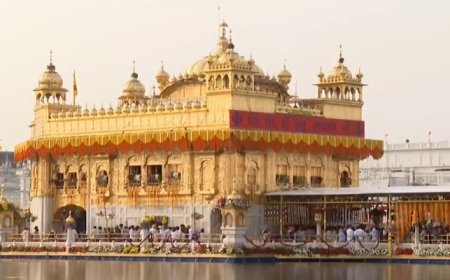 ਪ੍ਰਕਾਸ਼ ਪੁਰਬ ‘ਤੇ ਸ੍ਰੀ ਦਰਬਾਰ ਸਾਹਿਬ ‘ਚ ਗੁਰੂ ਜਗਾਏ ਗਏ 1 ਲੱਖ ਦੀਵੇ, ਹੈਲੀਕਾਪਟਰ ਨਾਲ ਬਰਸਾਏ ਫੁੱਲ (ਤਸਵੀਰਾਂ)