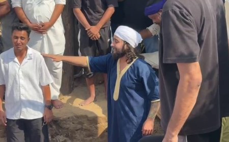ਆਪਣੇ ਮਾਪਿਆਂ ਦਾ ਖਿਆਲ ਰੱਖੋ, ਇਹੀ ਸਭ ਤੋਂ ਵੱਡੀ ਨੇਮਤ ਹਨ…’ ਪਿਤਾ ਦੀ ਆਖ਼ਰੀ ਵਿਦਾਈ ਦੌਰਾਨ ਖਾਨ ਸਾਬ੍ਹ ਦੀਆਂ ਅੱਖਾਂ ਨਮ ਹੋ ਗਈਆਂ। 💔
