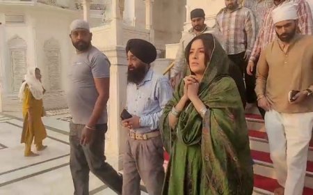 ਸ਼ਹਿਨਾਜ਼ ਗਿੱਲ ਟੀਮ ਸਣੇ ਸ੍ਰੀ ਦਰਬਾਰ ਸਣੇ ਹੋਈ ਨਤਮਸਤਕ, ਨਵੀਂ ਫਿਲਮ ਦੀ ਸਫਲਤਾ ਲਈ ਕੀਤੀ ਅਰਦਾਸ