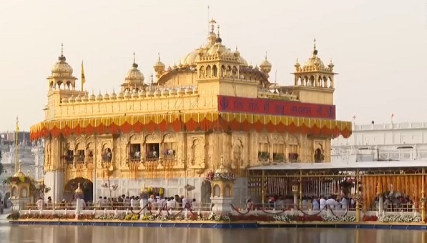 ਪ੍ਰਕਾਸ਼ ਪੁਰਬ ‘ਤੇ ਸ੍ਰੀ ਦਰਬਾਰ ਸਾਹਿਬ ‘ਚ ਗੁਰੂ ਜਗਾਏ ਗਏ 1 ਲੱਖ ਦੀਵੇ, ਹੈਲੀਕਾਪਟਰ ਨਾਲ ਬਰਸਾਏ ਫੁੱਲ (ਤਸਵੀਰਾਂ)