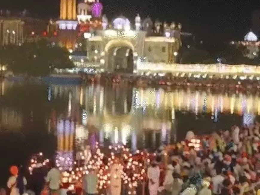 ਪ੍ਰਕਾਸ਼ ਪੁਰਬ ‘ਤੇ ਸ੍ਰੀ ਦਰਬਾਰ ਸਾਹਿਬ ‘ਚ ਗੁਰੂ ਜਗਾਏ ਗਏ 1 ਲੱਖ ਦੀਵੇ, ਹੈਲੀਕਾਪਟਰ ਨਾਲ ਬਰਸਾਏ ਫੁੱਲ (ਤਸਵੀਰਾਂ)