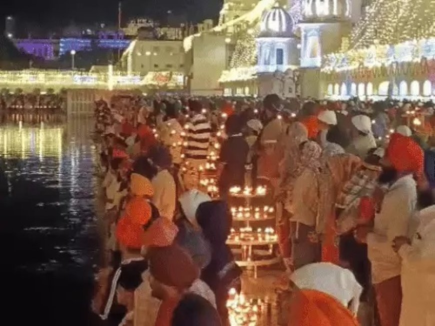 ਪ੍ਰਕਾਸ਼ ਪੁਰਬ ‘ਤੇ ਸ੍ਰੀ ਦਰਬਾਰ ਸਾਹਿਬ ‘ਚ ਗੁਰੂ ਜਗਾਏ ਗਏ 1 ਲੱਖ ਦੀਵੇ, ਹੈਲੀਕਾਪਟਰ ਨਾਲ ਬਰਸਾਏ ਫੁੱਲ (ਤਸਵੀਰਾਂ)