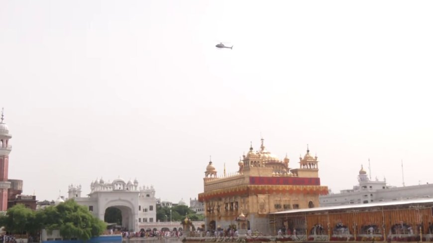 ਪ੍ਰਕਾਸ਼ ਪੁਰਬ ‘ਤੇ ਸ੍ਰੀ ਦਰਬਾਰ ਸਾਹਿਬ ‘ਚ ਗੁਰੂ ਜਗਾਏ ਗਏ 1 ਲੱਖ ਦੀਵੇ, ਹੈਲੀਕਾਪਟਰ ਨਾਲ ਬਰਸਾਏ ਫੁੱਲ (ਤਸਵੀਰਾਂ)