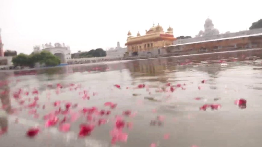 ਪ੍ਰਕਾਸ਼ ਪੁਰਬ ‘ਤੇ ਸ੍ਰੀ ਦਰਬਾਰ ਸਾਹਿਬ ‘ਚ ਗੁਰੂ ਜਗਾਏ ਗਏ 1 ਲੱਖ ਦੀਵੇ, ਹੈਲੀਕਾਪਟਰ ਨਾਲ ਬਰਸਾਏ ਫੁੱਲ (ਤਸਵੀਰਾਂ)