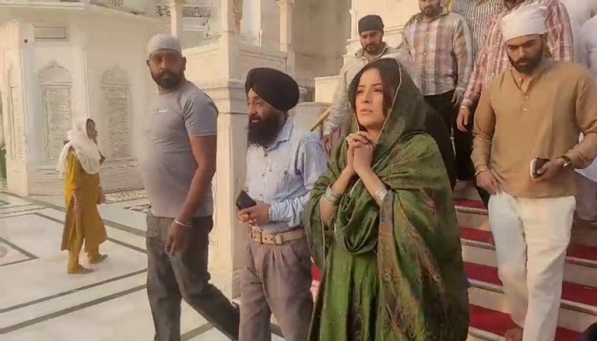 ਸ਼ਹਿਨਾਜ਼ ਗਿੱਲ ਟੀਮ ਸਣੇ ਸ੍ਰੀ ਦਰਬਾਰ ਸਣੇ ਹੋਈ ਨਤਮਸਤਕ, ਨਵੀਂ ਫਿਲਮ ਦੀ ਸਫਲਤਾ ਲਈ ਕੀਤੀ ਅਰਦਾਸ