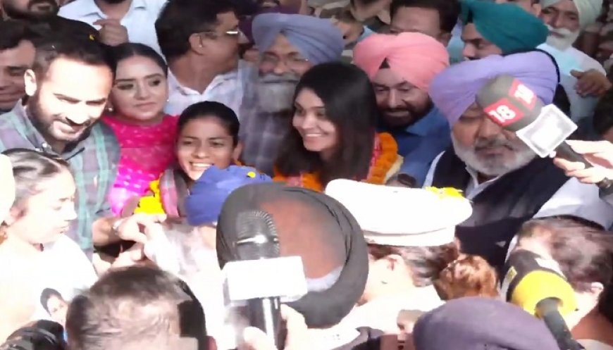 ਚੈਂਪੀਅਨ ਧੀਆਂ ਅਮਨਜੋਤ ਤੇ ਹਰਲੀਨ ਪਹੁੰਚੀਆਂ ਪੰਜਾਬ, ਚੰਡੀਗੜ੍ਹ ਏਅਰਪੋਰਟ ‘ਤੇ ਹੋ ਰਿਹਾ ਸਵਾਗਤ