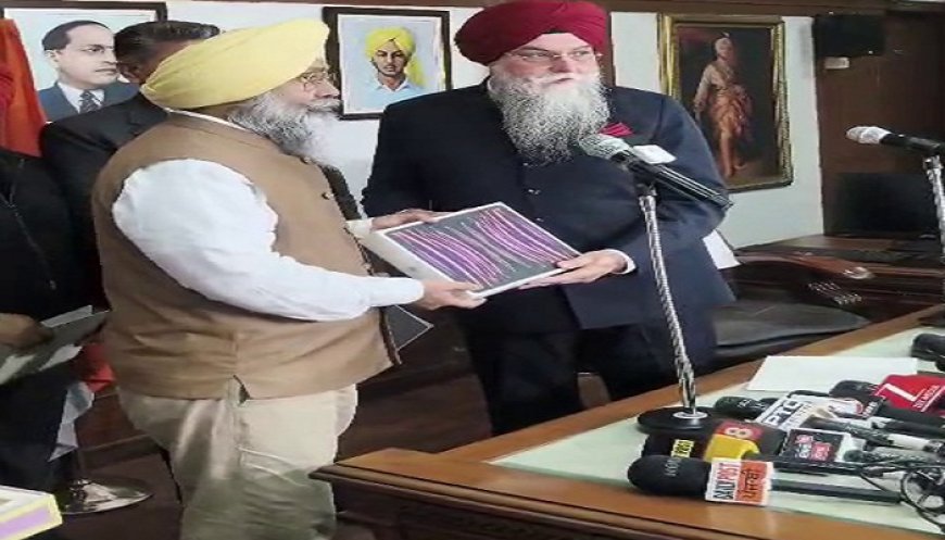MLA ਵਜੋਂ ਹਰਮੀਤ ਸਿੰਘ ਸੰਧੂ ਨੇ ਚੁੱਕੀ ਸਹੁੰ, ਪਾਰਟੀ ਦੇ ਕਈ ਸੀਨੀਅਰ ਨੇਤਾ ਵੀ ਮੌਕੇ ‘ਤੇ ਰਹੇ ਮੌਜੂਦ