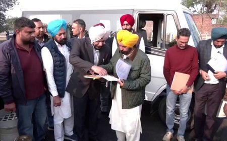CM ਮਾਨ ਨੇ ਸੜਕ ‘ਚ ਵਰਤੇ ਮਟੀਰੀਅਲ ਤੇ ਕੁਆਲਿਟੀ ਦਾ ਕੀਤਾ ਨਿਰੀਖਣ, ਠੇਕੇਦਾਰ ਨੂੰ ਨੋਟਿਸ