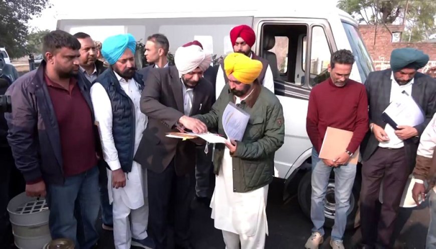 CM ਮਾਨ ਨੇ ਸੜਕ ‘ਚ ਵਰਤੇ ਮਟੀਰੀਅਲ ਤੇ ਕੁਆਲਿਟੀ ਦਾ ਕੀਤਾ ਨਿਰੀਖਣ, ਠੇਕੇਦਾਰ ਨੂੰ ਨੋਟਿਸ