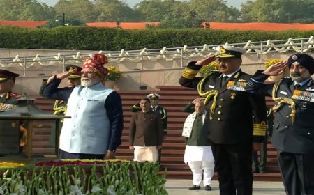 77ਵਾਂ ਗਣਤੰਤਰ ਦਿਵਸ : PM ਨਰਿੰਦਰ ਮੋਦੀ ਨੇ ਨੈਸ਼ਨਲ ਵਰ ਮੈਮੋਰੀਅਲ ‘ਤੇ ਸ਼ਹੀਦਾਂ ਨੂੰ ਭੇਟ ਕੀਤੀ ਸ਼ਰਧਾਂਜਲੀ