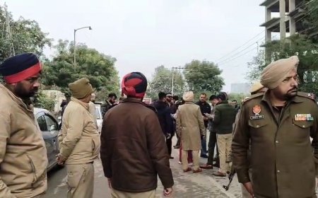 ਮੋਹਾਲੀ ‘ਚ ਵੱਡੀ ਵਾਰਦਾਤ, SSP ਦਫ਼ਤਰ ਦੇ ਬਾਹਰ ਅਣਪਛਾਤਿਆਂ ਵੱਲੋਂ ਨੌਜਵਾਨ ਦਾ ਗੋਲੀਆਂ ਮਾਰ ਕੇ ਕਤਲ