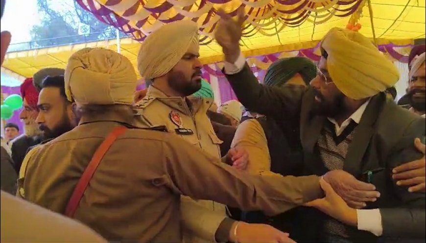 ਗਣਤੰਤਰ ਦਿਵਸ ਸਮਾਰੋਹ ‘ਚ ਹੰਗਾਮਾ, ਕੁਰਸੀ ਨੂੰ ਲੈ ਕੇ MLA ਤੇ ਨਗਰ ਕੌਂਸਲ ਪ੍ਰਧਾਨ ‘ਚ ਪਿਆ ਪੰਗਾ