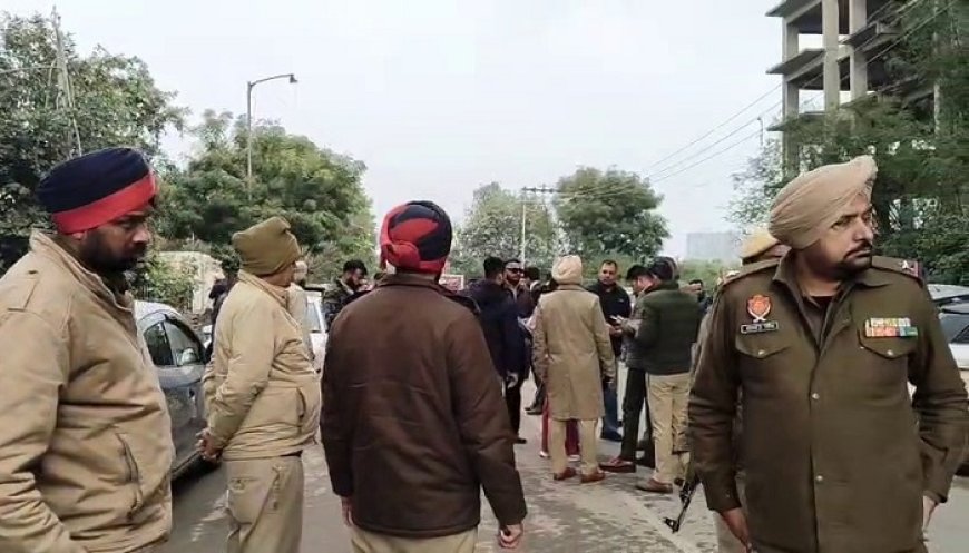 ਮੋਹਾਲੀ ‘ਚ ਵੱਡੀ ਵਾਰਦਾਤ, SSP ਦਫ਼ਤਰ ਦੇ ਬਾਹਰ ਅਣਪਛਾਤਿਆਂ ਵੱਲੋਂ ਨੌਜਵਾਨ ਦਾ ਗੋਲੀਆਂ ਮਾਰ ਕੇ ਕਤਲ