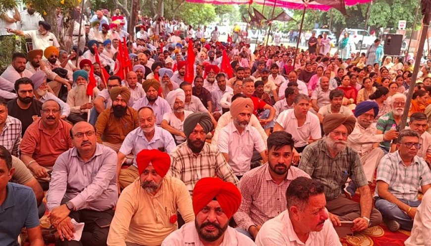 ਪੰਜਾਬ ‘ਚ ਸਰਕਾਰੀ ਮੁਲਾਜ਼ਮਾਂ ਨੇ ਹੜਤਾਲ ਕੀਤੀ ਖਤਮ, DA ਮਾਮਲੇ ‘ਤੇ ਸਰਕਾਰ ਨਾਲ ਬਣੀ ਸਹਿਮਤੀ