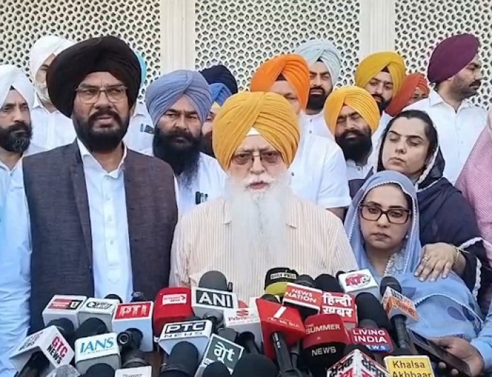 ਸ੍ਰੀ ਬੰਗਲਾ ਸਾਹਿਬ ਗੁਰਦੁਆਰਾ ਵਿਵਾਦ, ਆਪ ਆਗੂਆਂ ਨੇ ਸ੍ਰੀ ਅਕਾਲ ਤਖਤ ਨੂੰ ਸੌਂਪਿਆ ਮੰਗ ਪੱਤਰ
