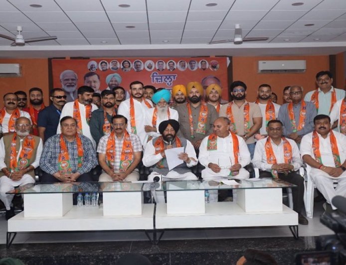 BJP ‘ਚ ਸ਼ਾਮਿਲ ਹੋਏ ਬਾਪੂ ਬਲਕੌਰ ਸਿੰਘ ਚਾਦਰੇ ਵਾਲੇ, ਪੰਜਾਬ BJP ਦੇ ਪ੍ਰਧਾਨ ਕੇਵਲ ਢਿੱਲੋਂ ਨੇ ਪਾਰਟੀ ‘ਚ ਕੀਤਾ ਸਵਾਗਤ