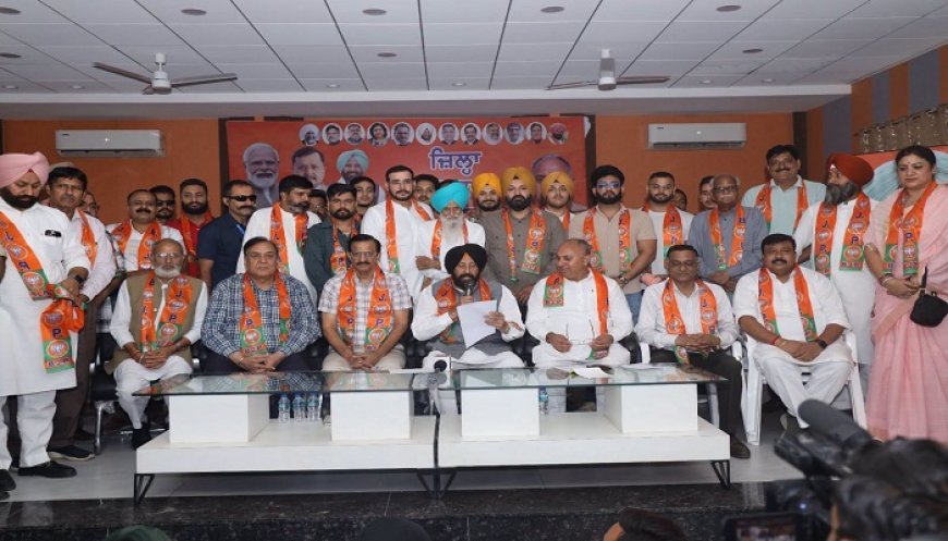 BJP ‘ਚ ਸ਼ਾਮਿਲ ਹੋਏ ਬਾਪੂ ਬਲਕੌਰ ਸਿੰਘ ਚਾਦਰੇ ਵਾਲੇ, ਪੰਜਾਬ BJP ਦੇ ਪ੍ਰਧਾਨ ਕੇਵਲ ਢਿੱਲੋਂ ਨੇ ਪਾਰਟੀ ‘ਚ ਕੀਤਾ ਸਵਾਗਤ